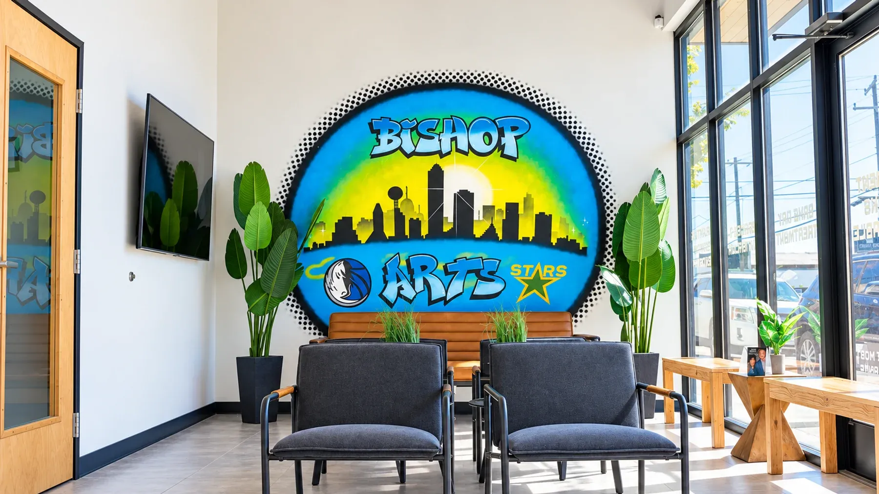 La sala de espera de Arts Family Dentistry en Bishop Arts, con el mural pintado a mano del horizonte de Dallas